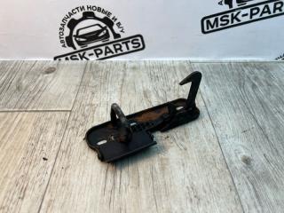Фото запчасти крюк замка капота Volkswagen Golf контрактная запчасть Запчасть крюк замка капота Volkswagen Golf