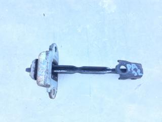 Запчасть ограничитель двери задний Nissan Cefiro 1996