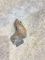 Запчасть крепление радиатора кондиционера правое Nissan AD 2001