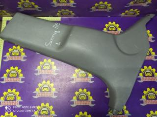 Запчасть накладка стойки нижняя левая Nissan Sunny 2000