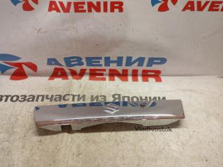Накладка 5-й двери SUZUKI SPACIA MK32S, MK42S 83941-81M2 1 ракурс