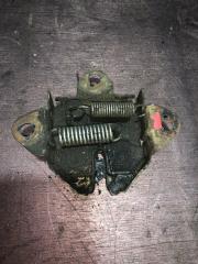 Запчасть замок капота передний правый Mazda Millenia 1999