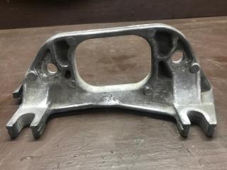 Запчасть кронштейн опоры мкпп правый Renault Megane 2005