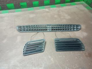 Запчасть дефлектор обогрева лобового стекла Audi 100 1993