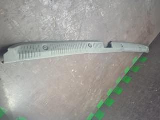 Запчасть накладка замка багажника задняя Nissan Maxima 1995