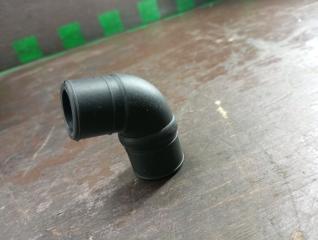 Запчасть патрубок вентиляции картера Volkswagen Passat 2003