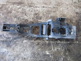 Фото запчасти кронштейн ручки двери передней правой Ford Focus 2 2004-2011 Б/У запчасть Запчасть кронштейн ручки двери передней правой Ford Focus 2 2004-2011