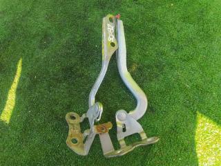 Петля капота TOYOTA BELTA NCP96 1 ракурс Петля капота TOYOTA BELTA NCP96 1 ракурс