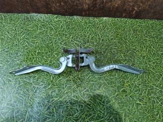 Петля капота TOYOTA BELTA NCP96 1 ракурс Петля капота TOYOTA BELTA NCP96 1 ракурс