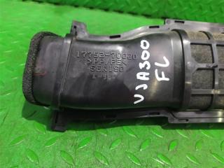 Патрубок воздушного фильтра левый TOYOTA LAND CRUISER VJA300 V35A-FTS 17752-70020 2 ракурс