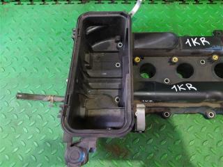 Клапанная крышка TOYOTA PASSO KGC30 1KR-FE 1121040130 3 ракурс