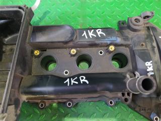 Клапанная крышка TOYOTA PASSO KGC30 1KR-FE 1121040130 4 ракурс