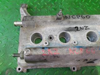 Клапанная крышка TOYOTA IST NCP60 2NZ-FE 3 ракурс