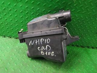 Корпус воздушного фильтра TOYOTA AQUA NHP10 1NZ-FXE 1 ракурс