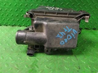 Корпус воздушного фильтра TOYOTA AQUA NHP10 1NZ-FXE 3 ракурс