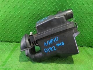 Корпус воздушного фильтра TOYOTA AQUA NHP10 1NZ-FXE 1 ракурс