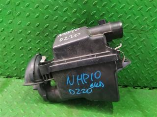 Корпус воздушного фильтра TOYOTA AQUA NHP10 1NZ-FXE 1 ракурс