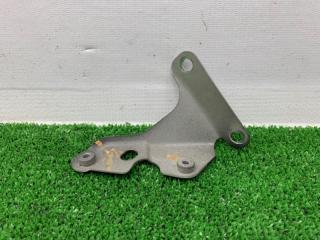 Запчасть кронштейн крыла правый AUDI Q7 2010