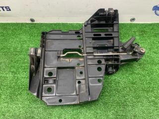 Запчасть кронштейн фары левый Porsche Cayenne GTS 2007