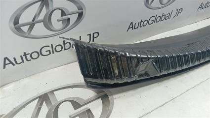 Накладка замка багажника Tesla Model 3 5YJ3 164351200A 3 ракурс Накладка замка багажника Tesla Model 3 5YJ3 164351200A 3 ракурс