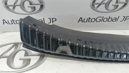 Накладка замка багажника Tesla Model 3 5YJ3 164351200A 5 ракурс Накладка замка багажника Tesla Model 3 5YJ3 164351200A 5 ракурс