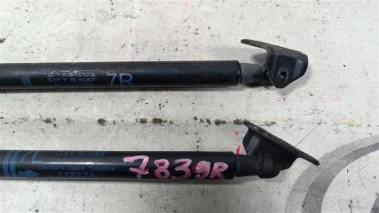 Амортизатор багажника TOYOTA PRIUS ZVW55 2ZRFXE 689500W850 4 ракурс