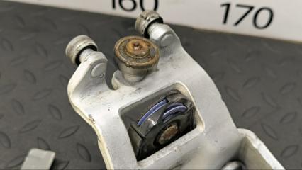 Ролик раздвижной двери левый задний NISSAN SERENA GFC27 MR20DD 824211VA0B 3 ракурс
