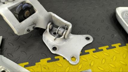 Ролик раздвижной двери левый задний NISSAN SERENA GFC27 MR20DD 824211VA0B 4 ракурс