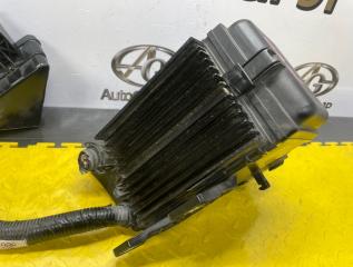 Блок предохранителей под капот TOYOTA KLUGER V MHU28 3MZFE 8211148B60 2 ракурс