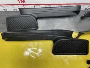 Накладка на порог TOYOTA LAND CRUISER URJ202 1URFE 6791360161C0 2 ракурс Накладка на порог TOYOTA LAND CRUISER URJ202 1URFE 6791360161C0 2 ракурс