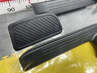 Накладка на порог TOYOTA LAND CRUISER URJ202 1URFE 6791360161C0 3 ракурс Накладка на порог TOYOTA LAND CRUISER URJ202 1URFE 6791360161C0 3 ракурс