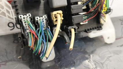 Блок предохранителей TOYOTA VOLTZ ZZE138 1ZZFE 8273001010 3 ракурс