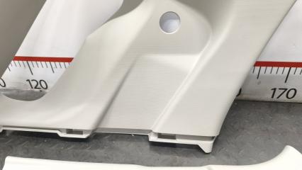Накладка на стойку кузова TOYOTA RAIZE A202A WAVEX 62471B1320B0 3 ракурс Накладка на стойку кузова TOYOTA RAIZE A202A WAVEX 62471B1320B0 3 ракурс