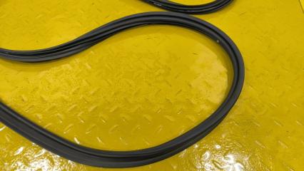 Уплотнительная резинка багажника задняя TOYOTA RAV4 MXAA54 M20AFKS 6788142070 2 ракурс