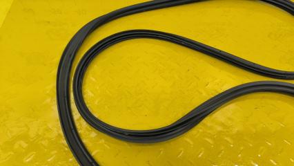 Уплотнительная резинка багажника задняя TOYOTA RAV4 MXAA54 M20AFKS 6788142070 3 ракурс