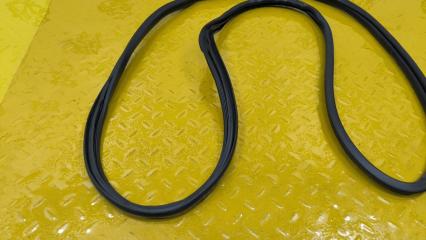 Уплотнительная резинка левая задняя TOYOTA RAV4 MXAA54 M20AFKS 6233242090 2 ракурс