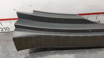 Накладка замка багажника TOYOTA RAV4 MXAA54 M20AFKS 5838742090C0 2 ракурс Накладка замка багажника TOYOTA RAV4 MXAA54 M20AFKS 5838742090C0 2 ракурс