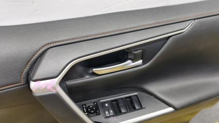 Обшивка дверей правая передняя TOYOTA RAV4 MXAA54 M20AFKS 6761042D10C5 2 ракурс Обшивка дверей правая передняя TOYOTA RAV4 MXAA54 M20AFKS 6761042D10C5 2 ракурс