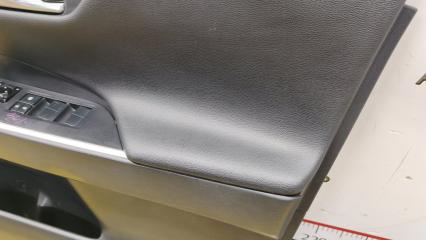 Обшивка дверей правая передняя TOYOTA RAV4 MXAA54 M20AFKS 6761042D10C5 3 ракурс Обшивка дверей правая передняя TOYOTA RAV4 MXAA54 M20AFKS 6761042D10C5 3 ракурс