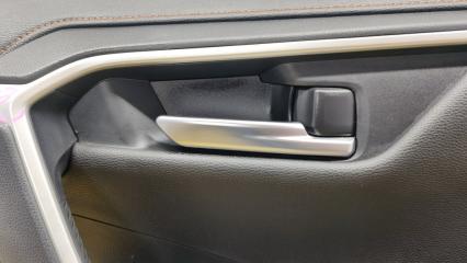 Обшивка дверей правая передняя TOYOTA RAV4 MXAA54 M20AFKS 6761042D10C5 4 ракурс Обшивка дверей правая передняя TOYOTA RAV4 MXAA54 M20AFKS 6761042D10C5 4 ракурс