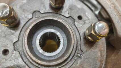 Ступица правая передняя SUZUKI SX4 YA41 J20A 4511180J52 3 ракурс