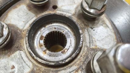 Ступица левая передняя TOYOTA HARRIER SXU10 4321233070 5 ракурс Ступица левая передняя TOYOTA HARRIER SXU10 4321233070 5 ракурс