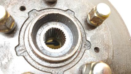 Ступица левая передняя SUZUKI SX4 YA41 J20A 4515180J52 3 ракурс