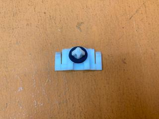 Запчасть клипса расширителя крыла задняя Hummer H3 2007