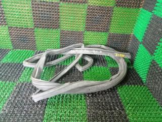 Уплотнитель стекла двери задний левый MAZDA DEMIO