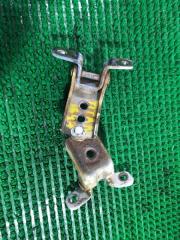 Петли на дверь передние правые MAZDA TITAN 2006