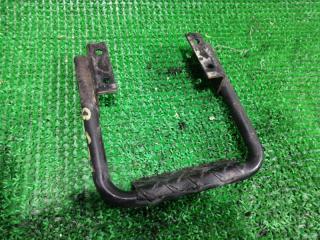 Фото запчасти подножка ISUZU ELF 1995 контрактная запчасть Запчасть подножка ISUZU ELF 1995