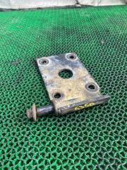 Стремянка рессоры задняя ISUZU ELF 1992 контрактная Стремянка рессоры задняя ISUZU ELF 1992