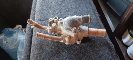 Фото запчасти корпус термостата NISSAN WINGROAD 2001 контрактная запчасть Запчасть корпус термостата NISSAN WINGROAD 2001