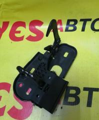 Запчасть петля замка капота передняя Volkswagen Passat 2005-2010